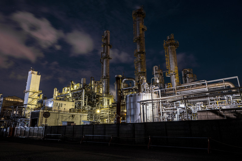 Impianto industriale petrolchimico con sistemi di controllo e monitoraggio della pressione del gas tramite pressostati